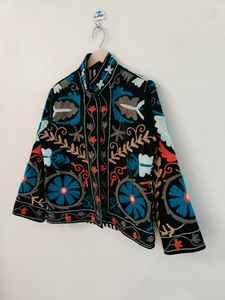 Chaqueta Suzani de Terciopelo Negro, Abrigo de Invierno Bordado, Chaqueta Bordada Suzani, Abrigo Artesanal Bohemio - Product Image 5