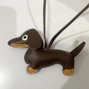 Porte-clés chien saucisson fait main Zenos en cuir cousu, portable, couleurs personnalisables, objet d'art de collection du Guangdong pour sacs et voitures - Product Image 1