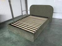 Sommier en bois avec tissu en lin vert, lit rembourré en tissu pour un design élégant