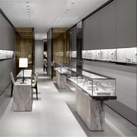 Vitrines murales de style européen symétriques blanches pour bijouterie, conception personnalisée pour toute la boutique, avec îlot central