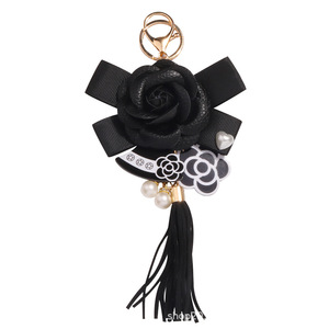 Vente en gros de pompon en cuir camélia fleur sac porte-clés pendentif voiture porte-clés coque de téléphone décoration - Product Image 5