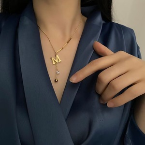 Elegante Collar de Acero Inoxidable con Colgante de Letra <span class=keywords><strong>M</strong></span> para Mujer, Estilo Hip Hop - Product Image 3