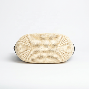 Sac fourre-tout de plage portable en raphia noir avec fermeture éclair, anneau en bois et bandoulière tressée à la main pour l'été, les voyages et l'usage quotidien - Product Image 4