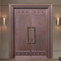 Porte extérieure de sécurité à double battant en aluminium moulé gaufré, avec accents en laiton antique, pour maisons de luxe