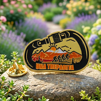 Badges de randonnée et d'aventure en plein air, design 2D/3D, logo personnalisé, lettres, épingles en émail, alliage de zinc plaqué or, épingles de revers en métal