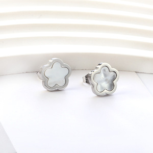 Boucles d'oreilles à clous en forme de fleur, en acier inoxydable, pour femmes, design minimaliste, style automne, forme de fleur de pêcher - Product Image 3