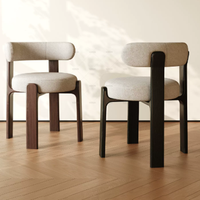 Chaise en bois rembourrée de style nordique, design sculptural géométrique, fauteuil de salle à manger en bois massif pour projets hôteliers et restaurants