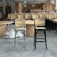 Tabouret de bar empilable en rotin tressé vintage français, avec structure en bois courbé durable, idéal pour la location événementielle