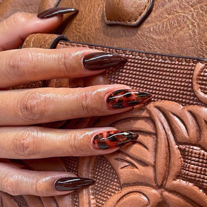 Fournisseur en gros Faux <span class=keywords><strong>ongles</strong></span> pointus marron foncé <span class=keywords><strong>Ongles</strong></span> à colle texturés craquelés <span class=keywords><strong>rouges</strong></span> <span class=keywords><strong>et</strong></span> <span class=keywords><strong>noirs</strong></span> <span class=keywords><strong>Ongles</strong></span> artificiels lisses monochromes - Product Image 1