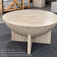 Table basse en travertin naturel véritable sur mesure, forme de bol, table centrale en pierre courbée pour un espace de vie moderne et organique dans une villa