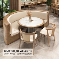 Banquette Courbe avec Structure en Rotin et Coussin Crème, Table Ronde en Marbre avec Piétement Anthracite, Chaises et Tables pour Restaurant et Café