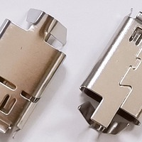 Coque en tôle intégrée articulée USB Type-C mâle avec blindage EMI et couvercle métallique estampé pour assemblage de prise USB-C OEM