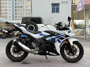<span class=keywords><strong>Suzuki</strong></span> GSX250 |   Motor de 250cc Refrigerado por Agua con Inyección Electrónica de Combustible |   Motocicleta Deportiva de Dos Cilindros Paralelos de 4 Tiempos - Product Image 6