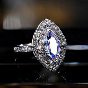 Anello di fidanzamento da donna F702 in oro bianco con diamante taglio marquise e pietre laterali naturali colore D - Product Image 3