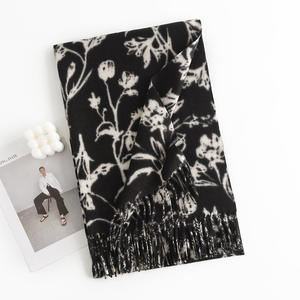 Sciarpa in tessuto floreale di lusso per l'inverno coperta in maglia morbida classica con nappe - Product Image 4