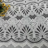 Tissu en dentelle blanche découpée au laser, motif floral ajouré, broderie guipure avec bord festonné pour robe de mariée, robe de soirée, couture