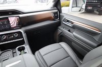 Puissant et fiable, GMC Sierra 3500 HD Denali 4WD 2025, cabine double, sièges en cuir, toit ouvrant panoramique, caméra arrière 360°, phares LED