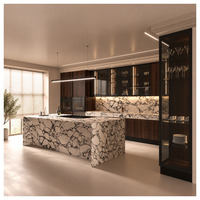 Meuble de cuisine moderne sur mesure en verre avec îlot central en dalle de marbre, armoire à vin et éclairage LED