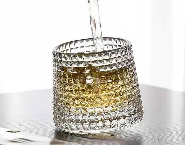 Vaso de copa de vino giratorio creativo al por mayor, jarra de cerveza martillada japonesa, copa de vino extranjera, copa de whisky
