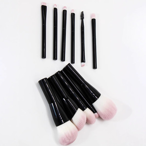 Nouvel ensemble de 11 pinceaux de maquillage professionnels à manche noir et poils synthétiques rose clair pour poudre libre, blush et fond de teint – Vente en gros - Product Image 3