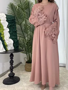 Robe Abaya personnalisable en couleur unie avec poignets en dentelle florale et fermeture éclair sur le devant, vêtements islamiques pour femmes grandes tailles - Product Image 3