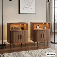 Table de chevet moderne du milieu du siècle en noyer avec station de charge, lampe LED et portes de grange cannelées, table de nuit en bois pour chambre à coucher