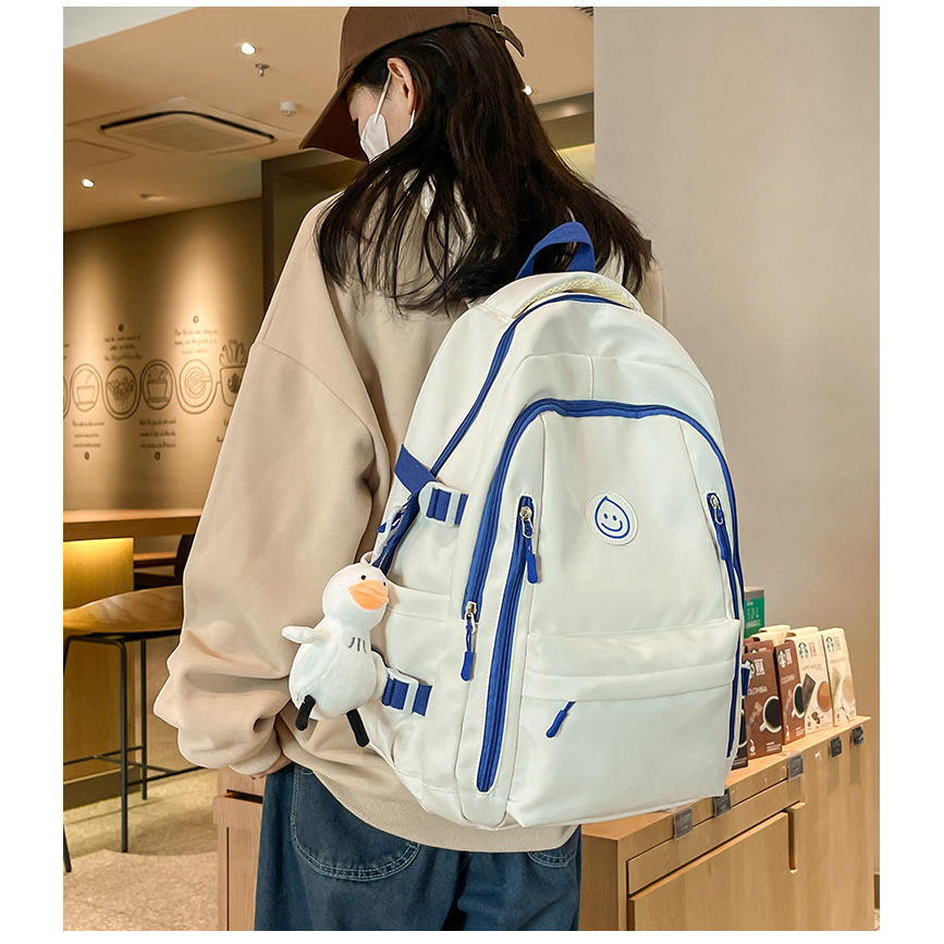 Bolso individual azul sin accesorios.