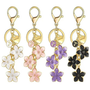 Nuevo Llavero Elegante y Creativo con Forma de Corazón y Flor, de Aleación de Zinc, con 26 Letras, Colgante para Bolso de Mujer - Product Image 3