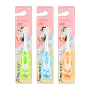 Jadeu 8607 <span class=keywords><strong>Pingüino</strong></span> <span class=keywords><strong>de</strong></span> dibujos animados <span class=keywords><strong>de</strong></span> alta calidad Etiqueta personalizada Logo ODM OEM Plástico Niños Cerdas suaves Cepillo <span class=keywords><strong>de</strong></span> dientes para niños Cepillo <span class=keywords><strong>de</strong></span> dientes - Product Image 1