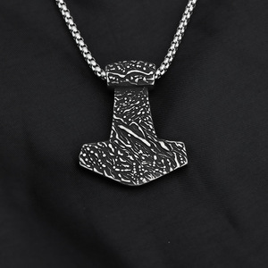Collier pendentif marteau de Thor Viking en acier inoxydable pour homme, design géométrique vintage, idéal pour assortir aux vêtements - Product Image 1