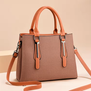 Bolso de mano versátil para mujer, de cuero 100% genuino, para el día y la noche, que ofrece una transición perfecta de entornos profesionales a sociales. - Product Image 1