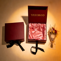 Boîte cadeau en carton rigide personnalisée par le fabricant avec fermeture magnétique et insert en satin pour cadeaux de luxe