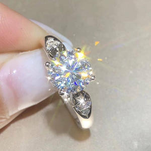 Anello di Fidanzamento F1400 in Oro Bianco con Diamante Taglio Brillante Rotondo Colore D Naturale e Diamanti Laterali per Donna - Product Image 2