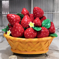 Sculpture géante en fibre de verre de fruits et légumes blancs, verts, rouges : orange, pomme, fraise, cerise, sculpture en résine