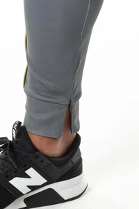 ชุดกีฬาแบบกำหนดเองปี 2026 ผ้าโพลีเอสเตอร์ 100% ชุดวอร์มขายส่งสำหรับผู้ชาย ชุดวิ่งออกกำลังกายที่ดีที่สุด พร้อมโลโก้แบบกำหนดเอง - Product Image 5