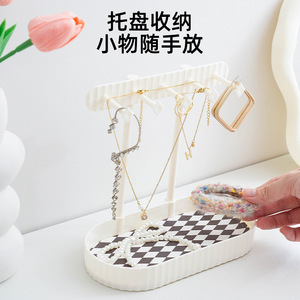 Organisateur de bijoux de bureau avec plateau, support pour colliers et boucles d'oreilles, support de rangement blanc et noir pour l'affichage des bijoux - Product Image 1