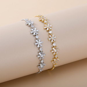 สร้อยข้อมือคริสตัลเกล็ดหิมะฝังไมโครเซอร์คอนปรับได้สำหรับผู้หญิงสวมใส่ทุกวัน - Product Image 1