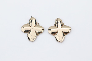 Orecchini a Perno con Fiore Dorato, Gioielli Floreali da Donna per Feste e Accessori per Abiti - Product Image 3