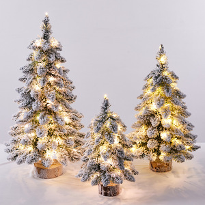 Mini sapin Noble Fir parfait pour la décoration de la maison/de fêtes, arbres de Noël : pré-décorés avec des lumières, des ornements et des nœuds - Product Image 5