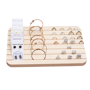 Bandeja de exhibición de joyería de madera natural con diseño ranurado para anillos, pendientes, pulseras y tarjetas de pendientes, organizador para minoristas - Product Image 1