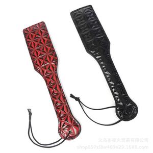 Pala de cuero roja con diseño de diamantes, un juguete sexual único y erótico, vendido directamente por el fabricante. - Product Image 2