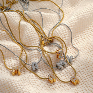 Collar con Colgante de Letra Inglesa en Oro de 18K Estilo Europeo y Americano con Circonita, Cadena de Serpiente de Acero Inoxidable - Product Image 2