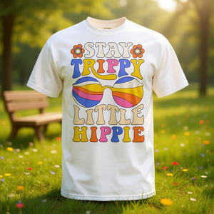 Camiseta Stay Trippy Little Hippie, estilo retro de los años 70, con diseño de flores y gafas de sol - Product Image 3