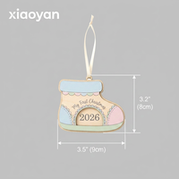 Sperrholz 'Mein Erstes Weihnachten 2026' Baby-Schuh-Ornament |   Maßgefertigte Gedenkdekoration |   XIAOYAN AW072 |   Großhandel für Feiertagsartikel