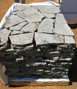 Piastrelle in <span class=keywords><strong>Pietra</strong></span> <span class=keywords><strong>Lavica</strong></span> Nera Naturale Basaltica Puka, Irregolari e Grezze per Pavimentazione - Product Image 2