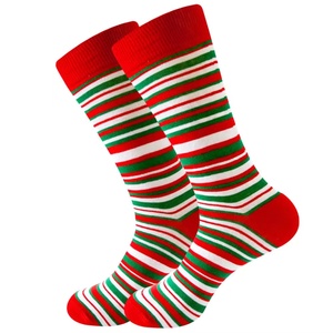 Calcetines de equipo con patrón de árbol de Navidad para hombre, calcetines informales transpirables con logotipo en la parte inferior y el puño, regalo de otoño para él - Product Image 5