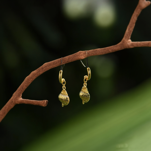 Pendientes de Moda con Diseño de Concha, Acero Inoxidable 316L, Baño de Oro PVD, Sostenibles y Resistentes - Product Image 3