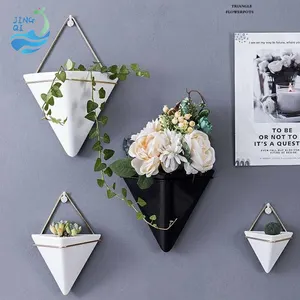 Jingqi toptan ucuz özelleştirilebilir kreş küçük üçgen asılı yüzen duvara monte dekoratif çiçek saksısı ve ekiciler