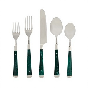 Ensemble de couverts en acier inoxydable 5 pièces avec manches en résine, personnalisable, pour la décoration de table et les repas. - Product Image 1