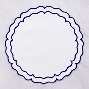 Napperons ronds brodés en coton et lin à bords festonnés pour les équipes d'approvisionnement des complexes hôteliers avec bordure contrastée pour le service de restauration - Product Image 1